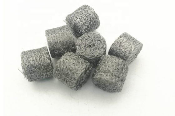Flexibel 20*60 mm gecomprimeerd gebreid gaas dat uitstekende filtratie en structurele stabiliteit biedt in industriële toepassingen